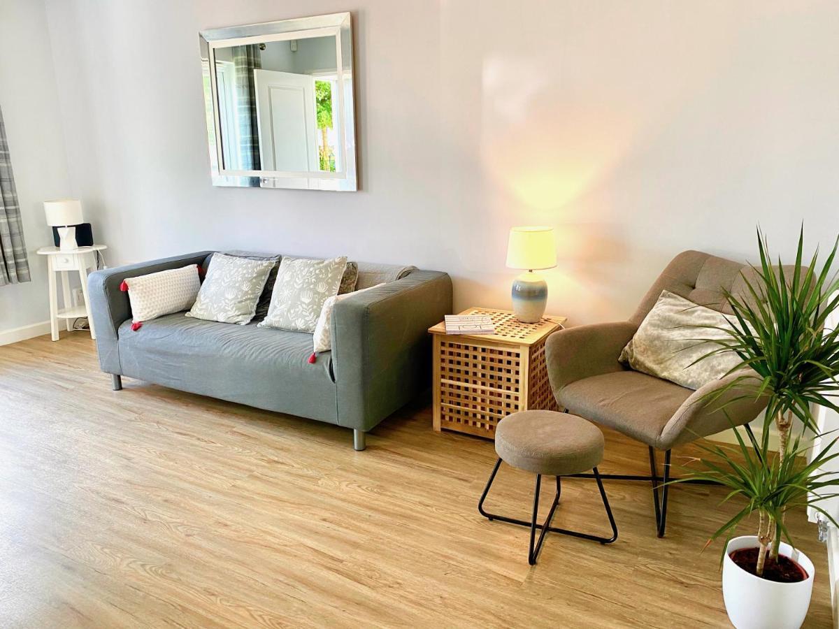 Lovely 2 Bedroom, 2 Bathroom House With Parking. Плимът Екстериор снимка